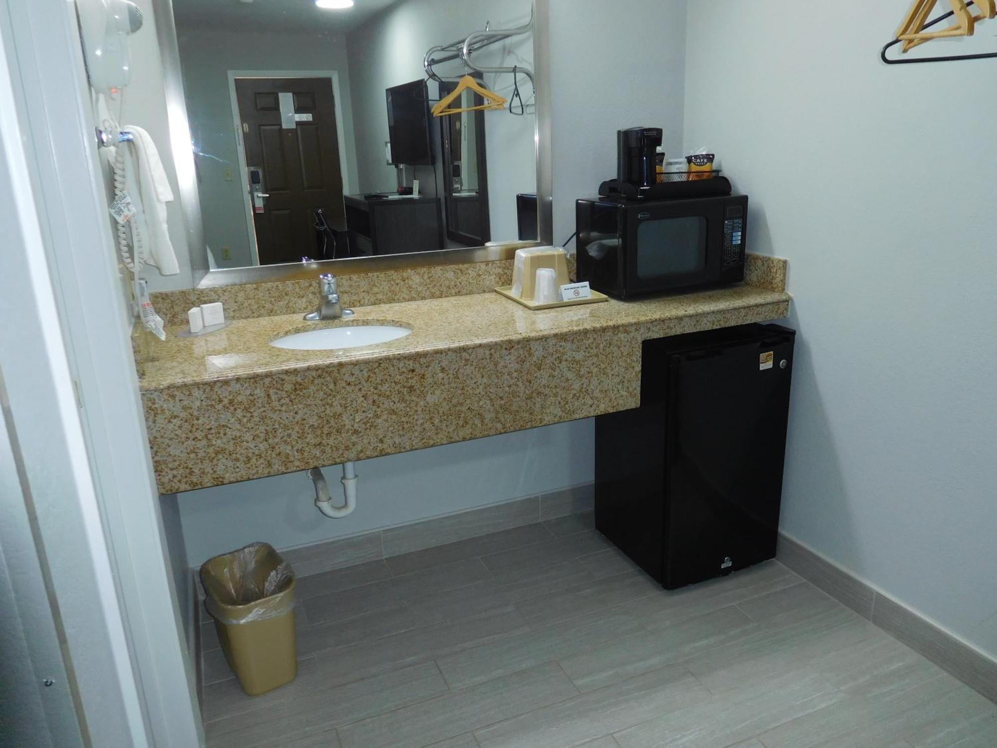 Deluxe Inn Stamford Экстерьер фото