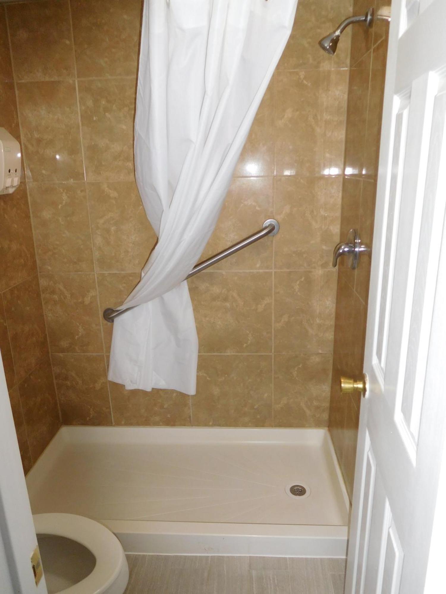 Deluxe Inn Stamford Экстерьер фото