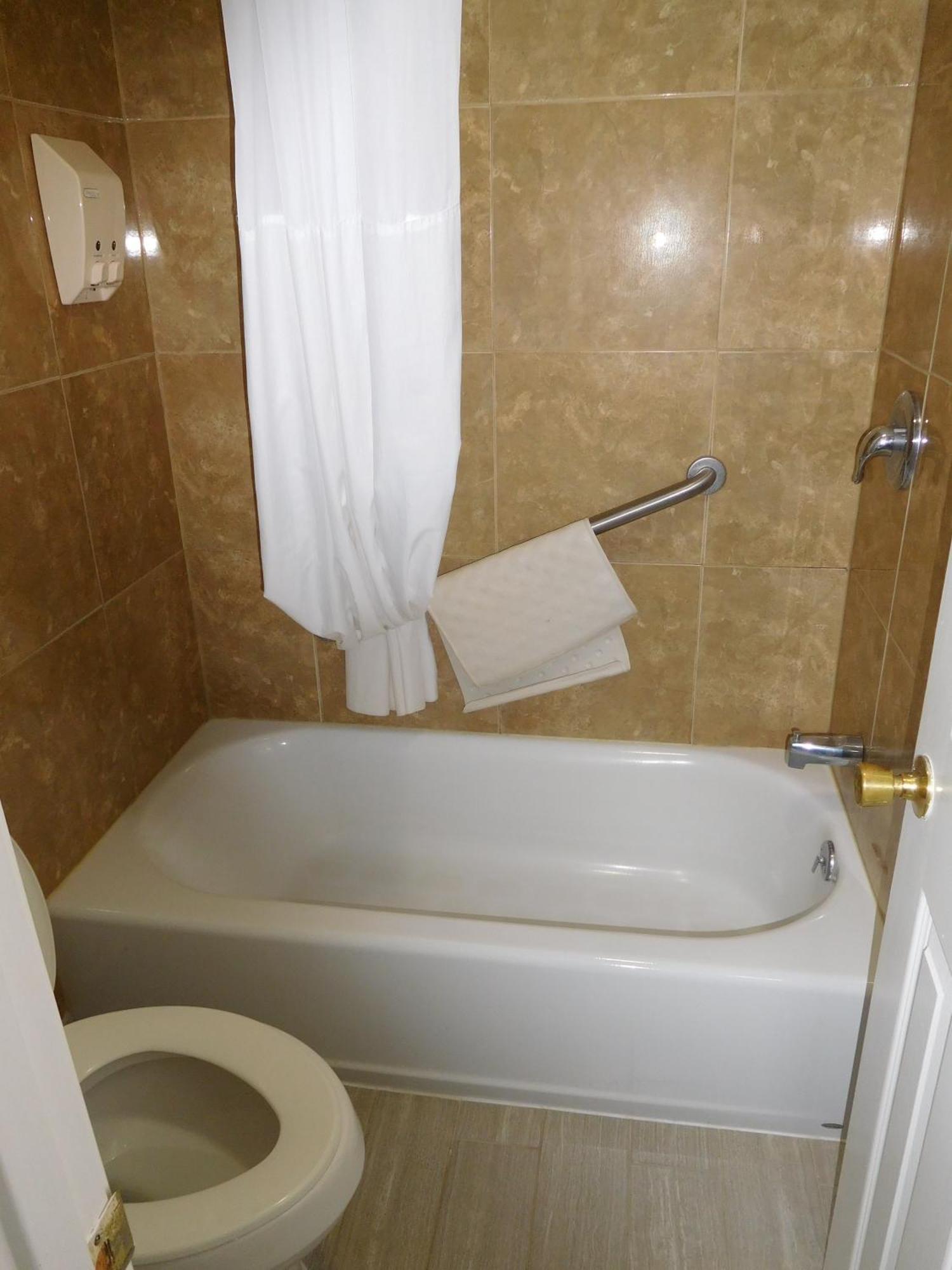 Deluxe Inn Stamford Экстерьер фото