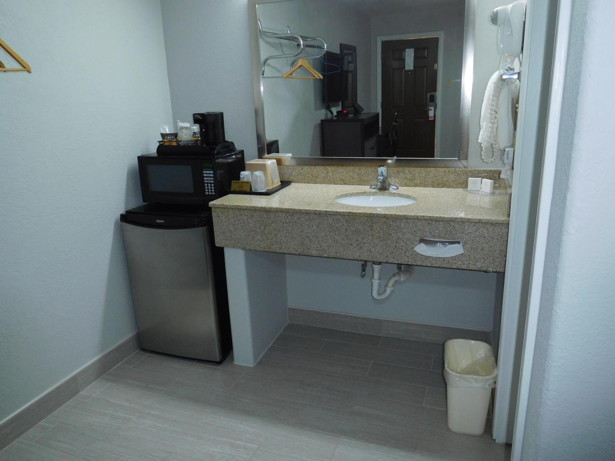 Deluxe Inn Stamford Экстерьер фото